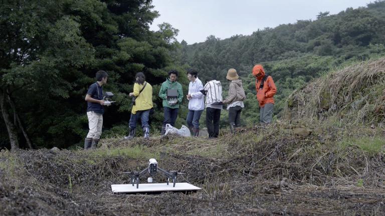 With MOON Kyungwon, the research team used a drone to film the ruins. During filming, the drone was flown horizontally, as though scanning the ground, capturing details of the relics with precision.