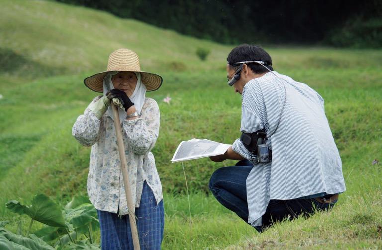 Interviewing a villager as part of a survey of the names of rice paddies. The names of rice paddies reveal people’s routine activities and topographical and historical relationships.