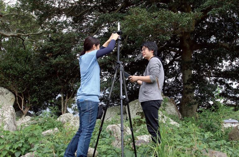 Producing the Archive of Stones. An omnidirectional camera, which can capture 360-degree views, was used to record stones and the environment in which they had been placed at 16 sites in Yamaguchi City.