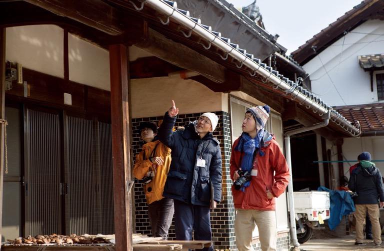 During the in-depth surveys in Wanishi, a team of architectural history researchers studied old houses in the traditional style. These revealed that the yadare (roofs with overhanging eaves) that are a major feature of traditional homes in this region function as a semi-public space.
